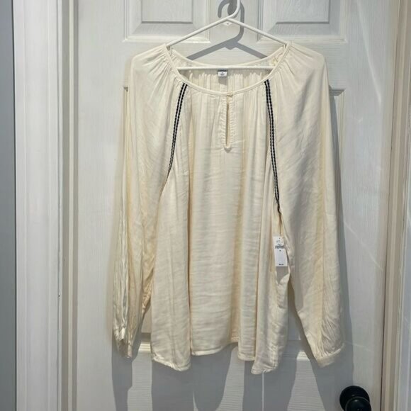 Old Navy Tops - NWT Old Navy blouse with keyhole detail SZ Xlarge